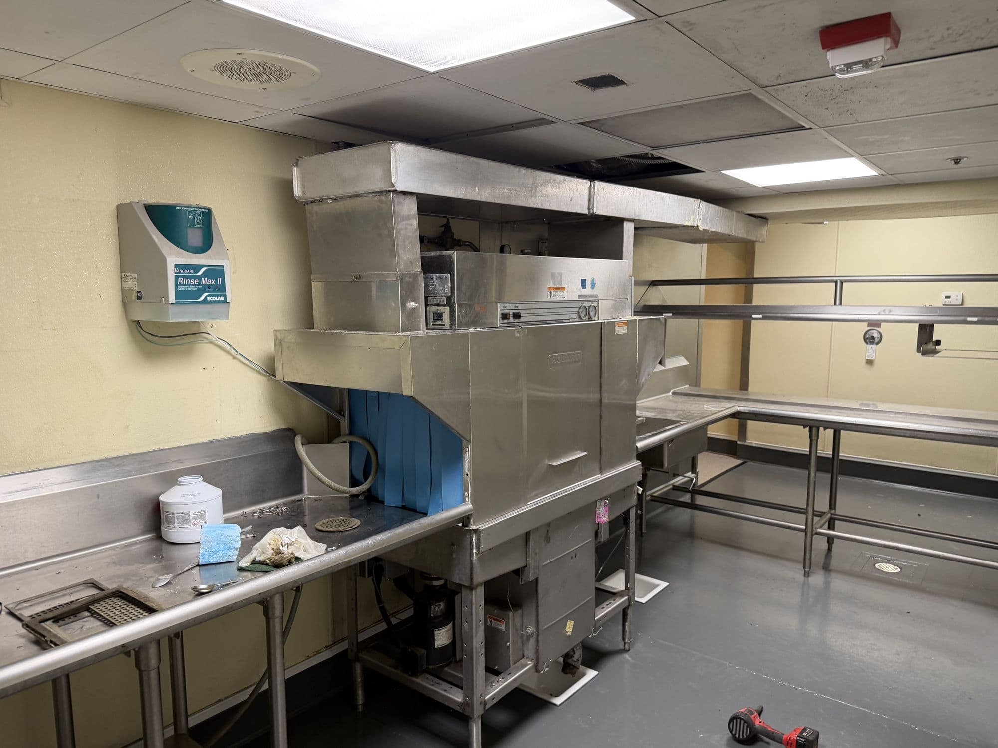 Conveyor dish machine in a commercial dish room