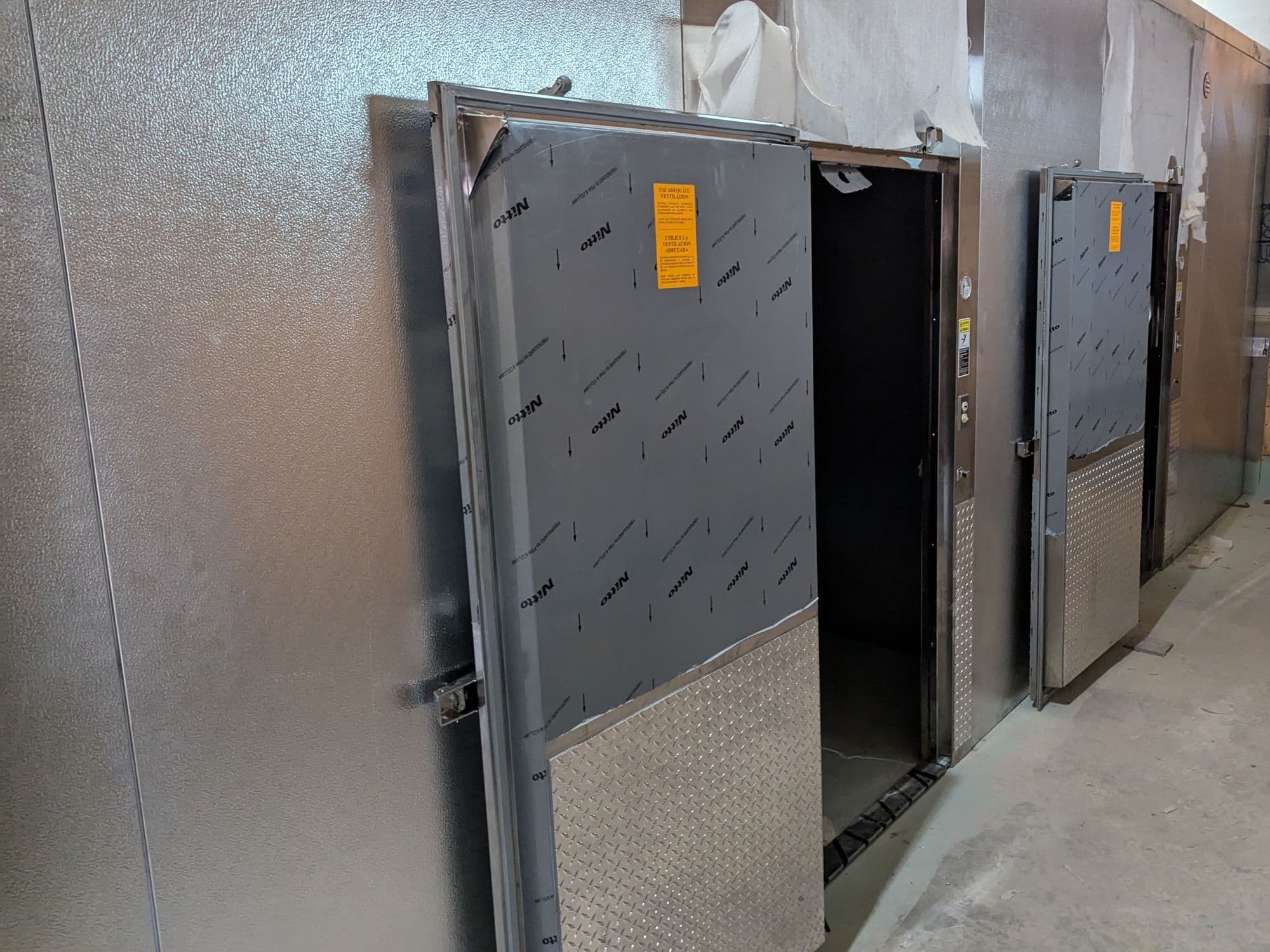 Commercial walk-in cooler boxes with stainless doors